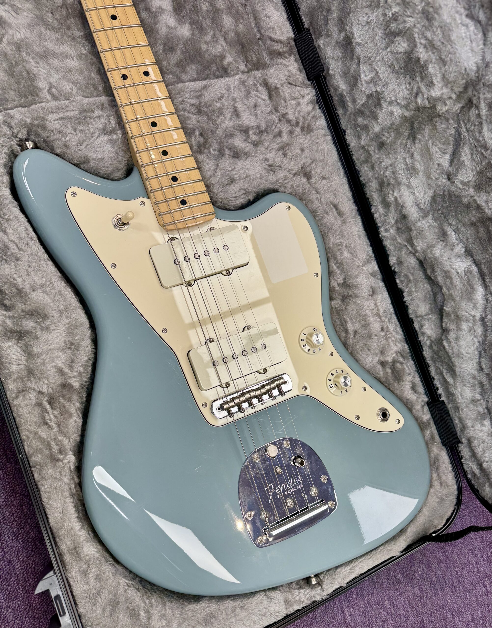 Fender American Professional Jazzmaster MN Sonic Grey inc Fender Elite Moulded Hard Case (2016) 3 Fender American Professional Jazzmaster MN Sonic Grey inc Fender Elite Moulded Hard Case (2016)