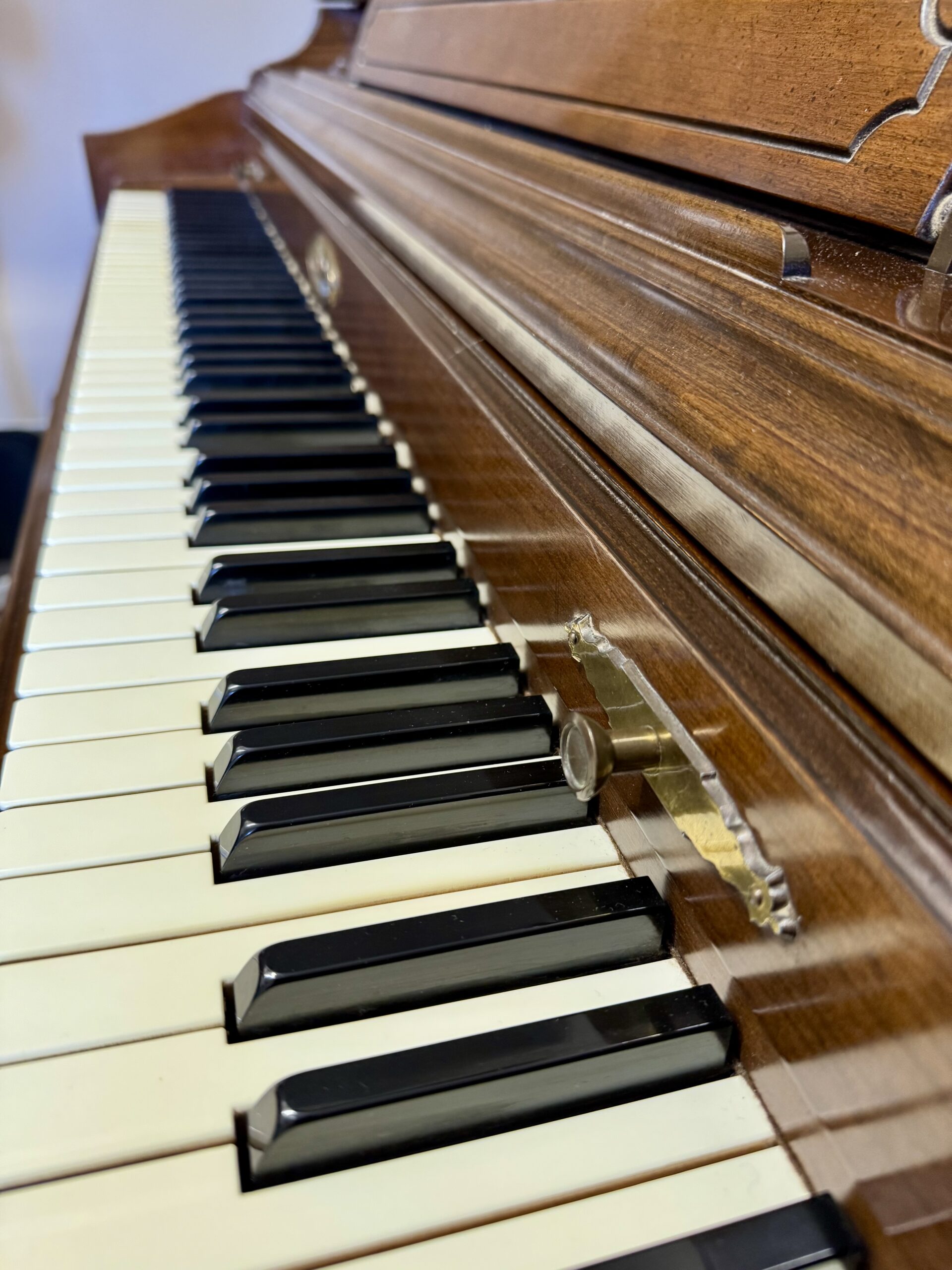 Wurlitzer F-087 Spinet Acoustic Piano inc Bench (c1980) 9 Wurlitzer F-087 Spinet Acoustic Piano inc Bench (c1980) - Image 7