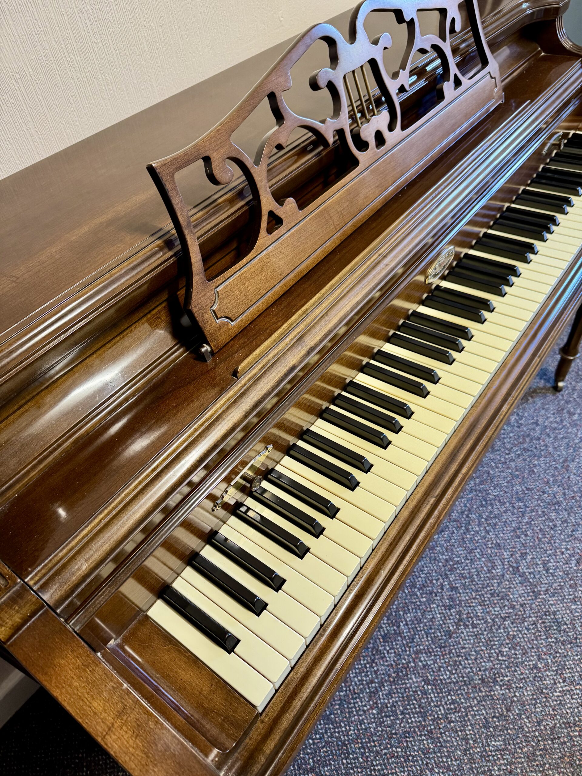 Wurlitzer F-087 Spinet Acoustic Piano inc Bench (c1980) 8 Wurlitzer F-087 Spinet Acoustic Piano inc Bench (c1980) - Image 6