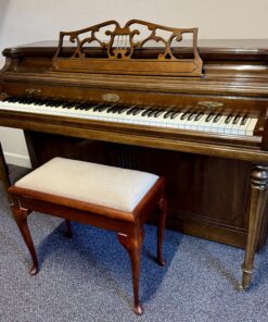Wurlitzer F-087 Spinet Acoustic Piano inc Bench (c1980)