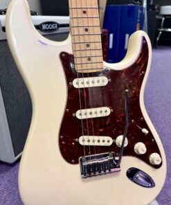 Fender American Deluxe Stratocaster Electric Guitar Olympic Pearl inc Hard Case (2011)