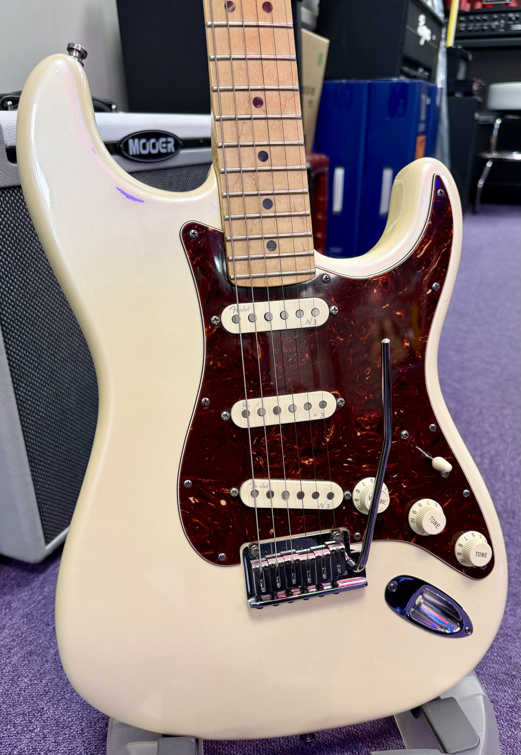 Fender American Deluxe Stratocaster Electric Guitar Olympic Pearl inc Hard Case (2011) 3 Fender American Deluxe Stratocaster Electric Guitar Olympic Pearl inc Hard Case (2011)
