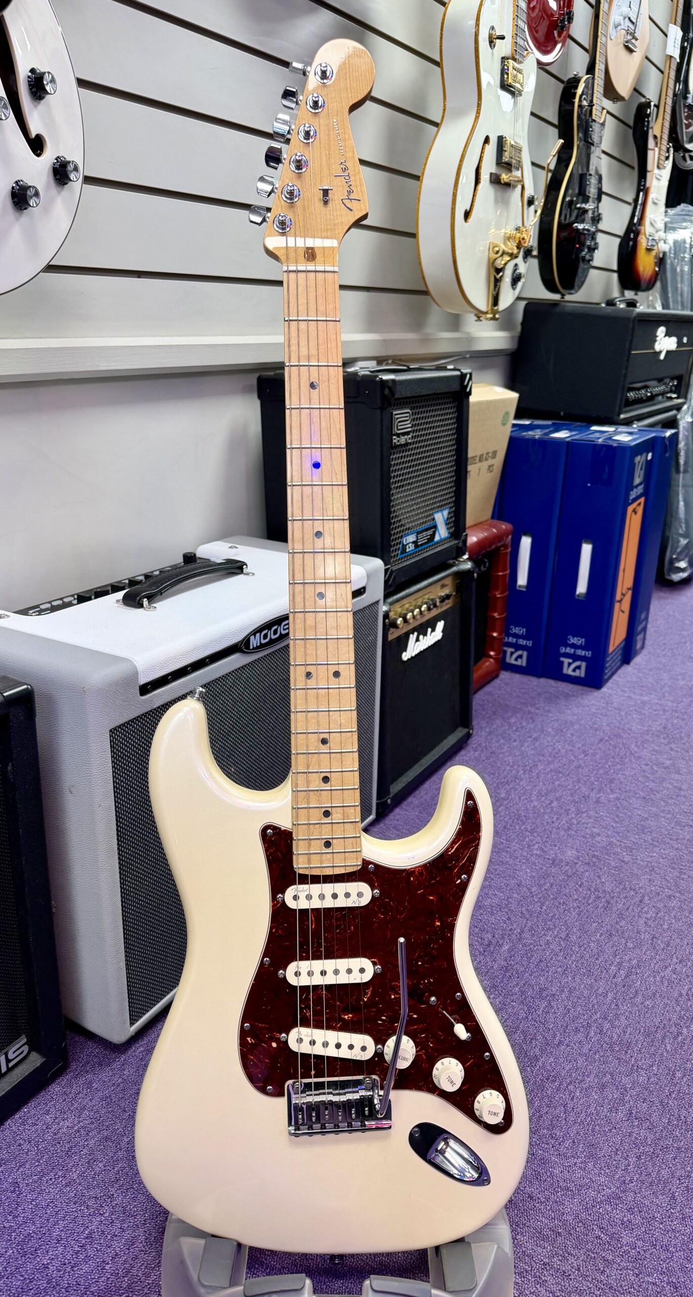 Fender American Deluxe Stratocaster Electric Guitar Olympic Pearl inc Hard Case (2011) 4 Fender American Deluxe Stratocaster Electric Guitar Olympic Pearl inc Hard Case (2011) - Image 2