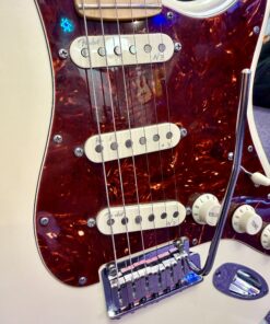 Fender American Deluxe Stratocaster Electric Guitar Olympic Pearl inc Hard Case (2011) 15 Fender American Deluxe Stratocaster Electric Guitar Olympic Pearl inc Hard Case (2011) - Image 4