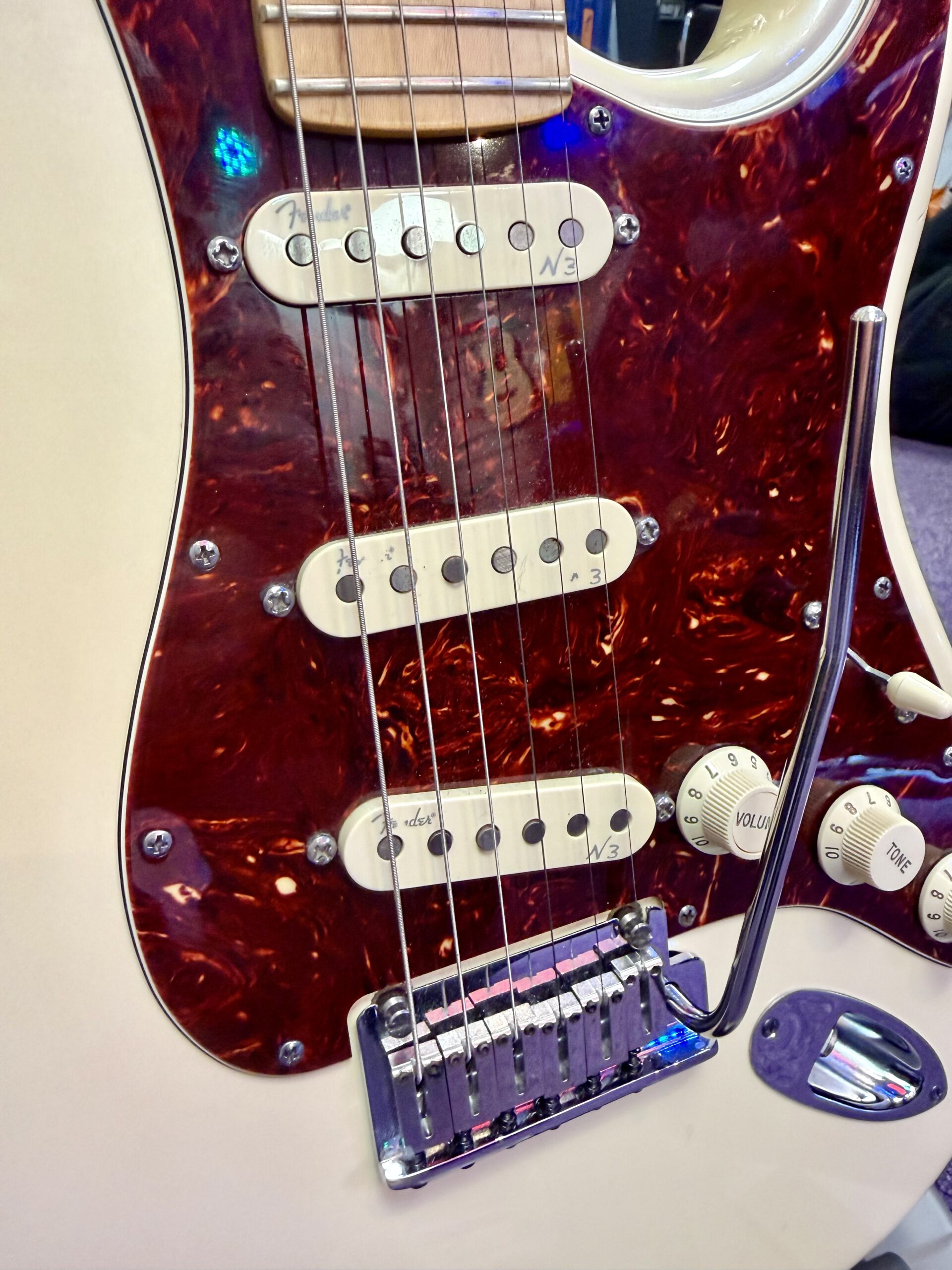 Fender American Deluxe Stratocaster Electric Guitar Olympic Pearl inc Hard Case (2011) 6 Fender American Deluxe Stratocaster Electric Guitar Olympic Pearl inc Hard Case (2011) - Image 4
