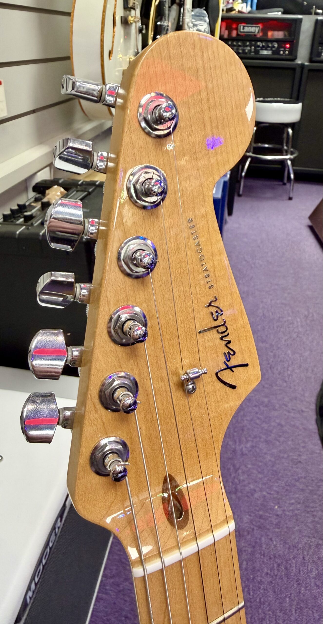 Fender American Deluxe Stratocaster Electric Guitar Olympic Pearl inc Hard Case (2011) 11 Fender American Deluxe Stratocaster Electric Guitar Olympic Pearl inc Hard Case (2011) - Image 9
