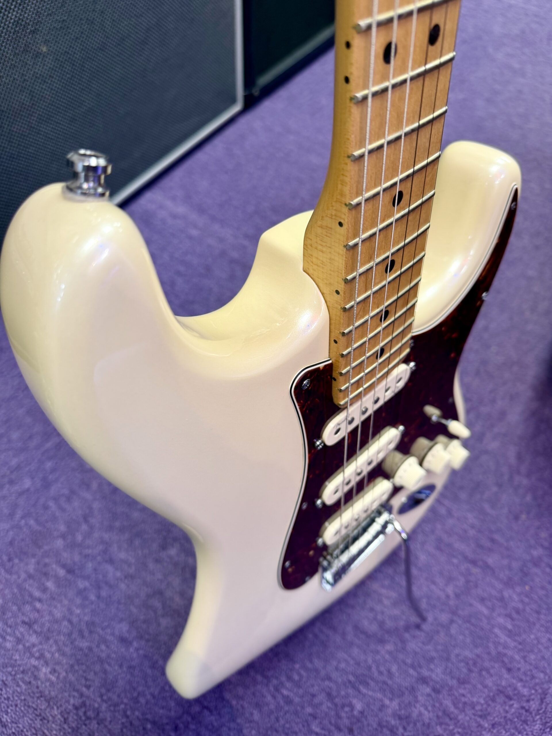 Fender American Deluxe Stratocaster Electric Guitar Olympic Pearl inc Hard Case (2011) 8 Fender American Deluxe Stratocaster Electric Guitar Olympic Pearl inc Hard Case (2011) - Image 6