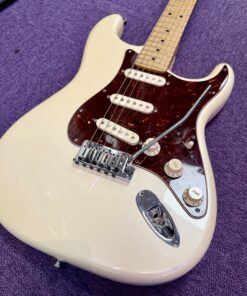 Fender American Deluxe Stratocaster Electric Guitar Olympic Pearl inc Hard Case (2011) 14 Fender American Deluxe Stratocaster Electric Guitar Olympic Pearl inc Hard Case (2011) - Image 3