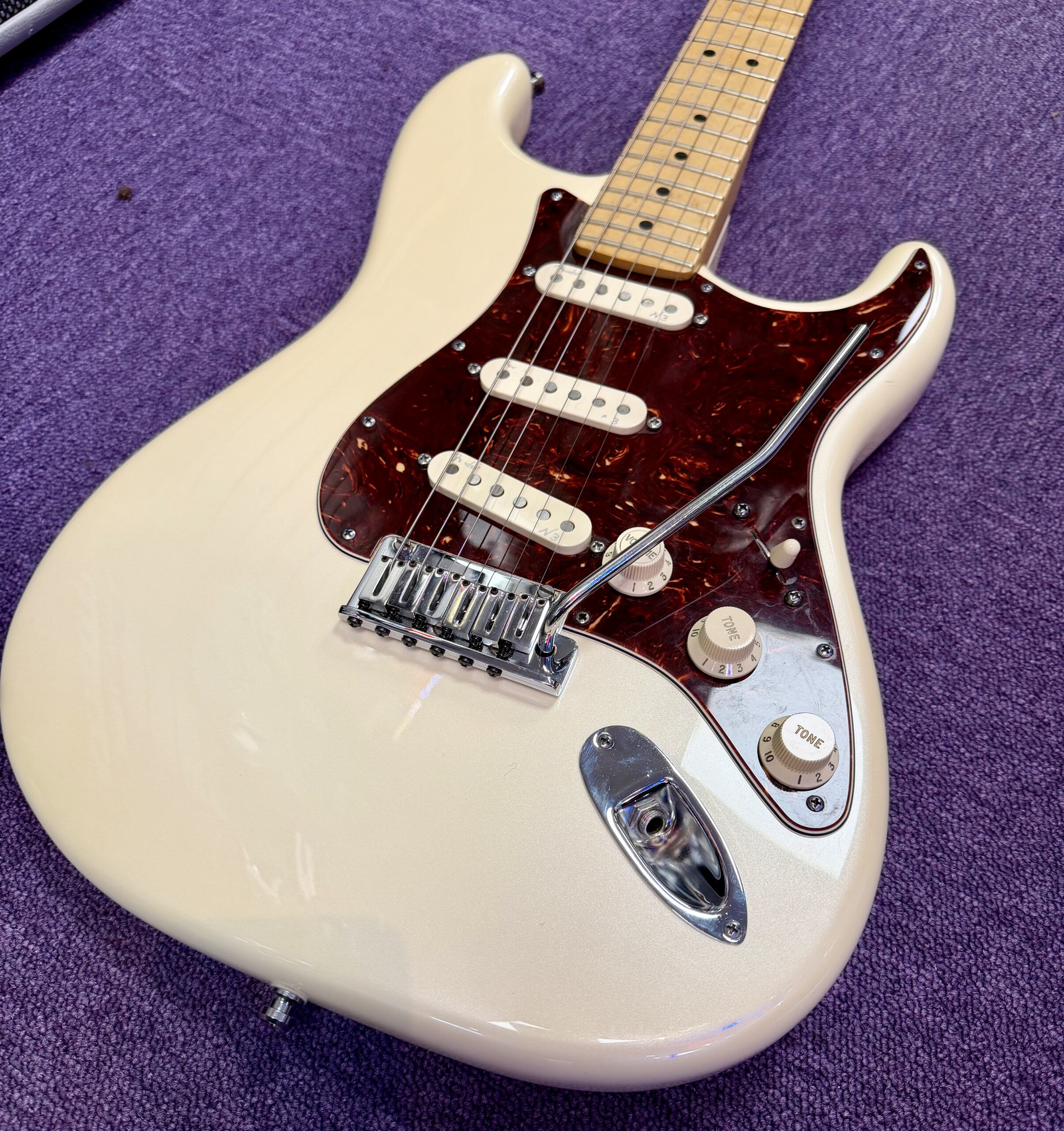 Fender American Deluxe Stratocaster Electric Guitar Olympic Pearl inc Hard Case (2011) 5 Fender American Deluxe Stratocaster Electric Guitar Olympic Pearl inc Hard Case (2011) - Image 3